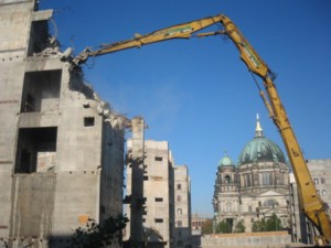 Abrisszange an den letzten Überresten Palazzo03